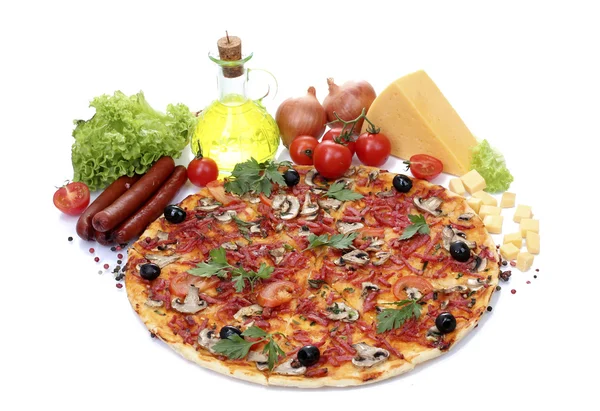 Νόστιμη πίτσα, λαχανικά και σαλάμι που απομονώνονται σε λευκό — Φωτογραφία Αρχείου