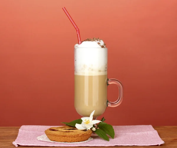 Glas Kaffee-Cocktail auf bunter Serviette mit Torte und Blume auf hellem Hintergrund — Stockfoto