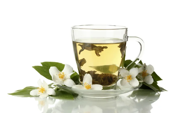 Taza de té verde con flores de jazmín aisladas en blanco — Foto de Stock