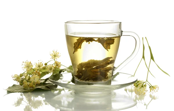 Taza de té de tilo y flores aisladas en blanco — Foto de Stock