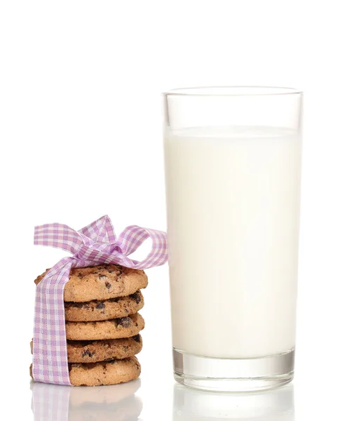 Стакан молока и печенья изолированы на белом — стоковое фото