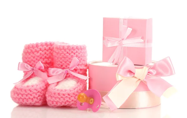 Botas de bebé de color rosa, chupete y regalos aislados en blanco —  Fotos de Stock