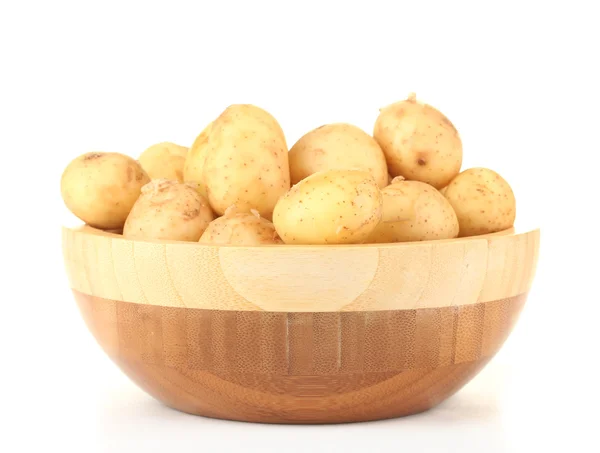 Batatas jovens em uma tigela de madeira isolada em branco — Fotografia de Stock