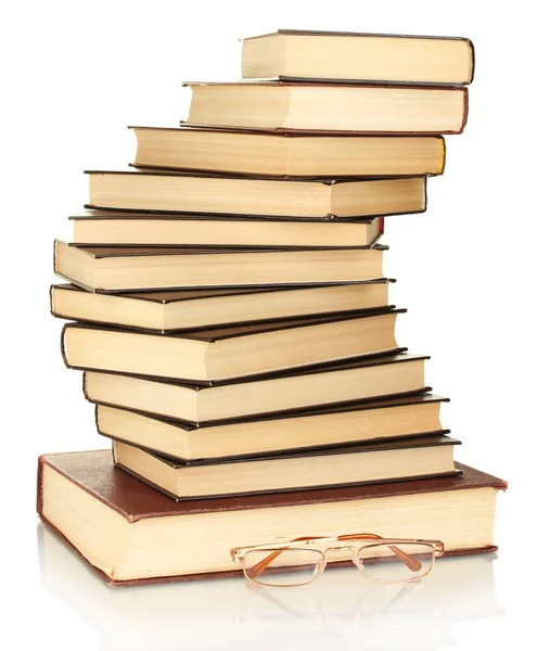 Stå hög av böcker med glasögon isolerad på vit bakgrund — Stockfoto