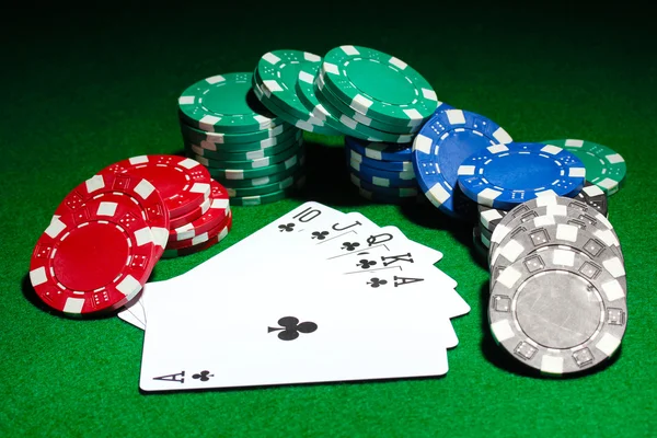 Kort och marker för poker på gröna bordet — Stockfoto