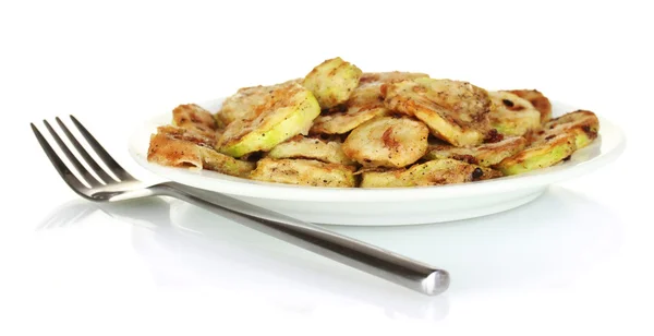 Stekt zucchini i en vit platta med gaffel isolerad på vit bakgrund — Stockfoto