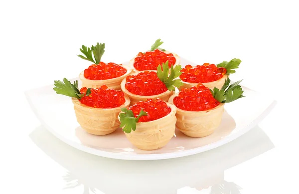 Caviar vermelho em tartarugas em placa branca isolada em branco — Fotografia de Stock