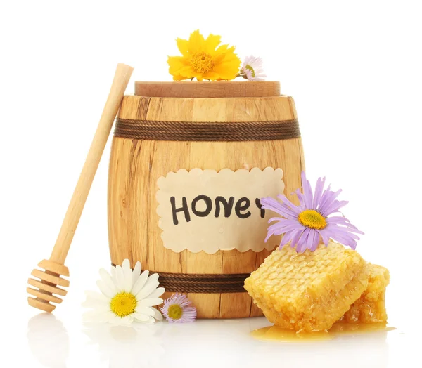 Γλυκό μέλι στο βαρέλι με κηρήθρα, ξύλινα drizzler και λουλούδια που απομονώνονται σε λευκό — Φωτογραφία Αρχείου