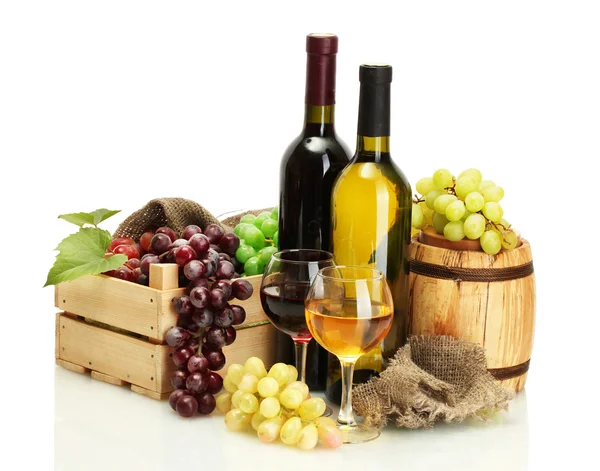 Hordó, az üveg és a szemüveg, a bor és érett szőlő elszigetelt fehér — Stock Fotó