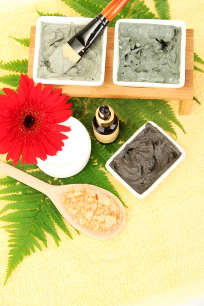 Cosmetic clay for spa treatments on yellow background close-up — Stock Photo, Image