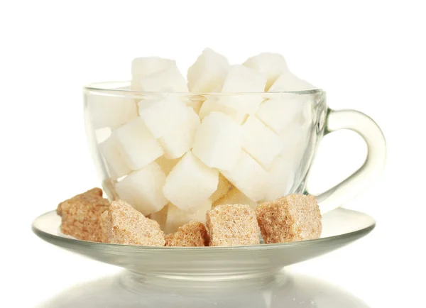 Azúcar blanco refinado y terrón de azúcar de caña marrón en taza de vidrio aislado en blanco —  Fotos de Stock