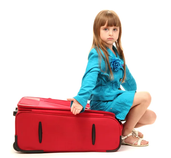 Porträt eines kleinen Mädchens mit Reisetasche isoliert auf weiß — Stockfoto