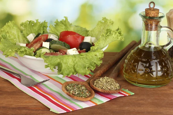Välsmakande grekisk sallad på ljusa grön bakgrund — Stockfoto