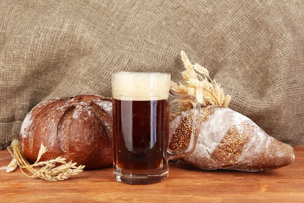 Sklo Kvas s chlebem na plátně pozadí detail — Stock fotografie