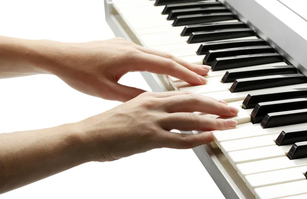 Hände einer Frau, die Synthesizer spielt — Stockfoto