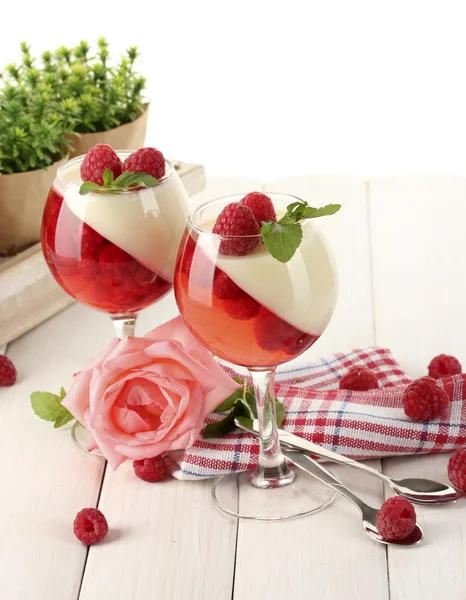 Frukt gelé med hallon i glas på träbord — Stockfoto