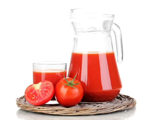 Jugo de tomate en jarra y vaso sobre estera de mimbre aislada sobre blanco — Foto de Stock