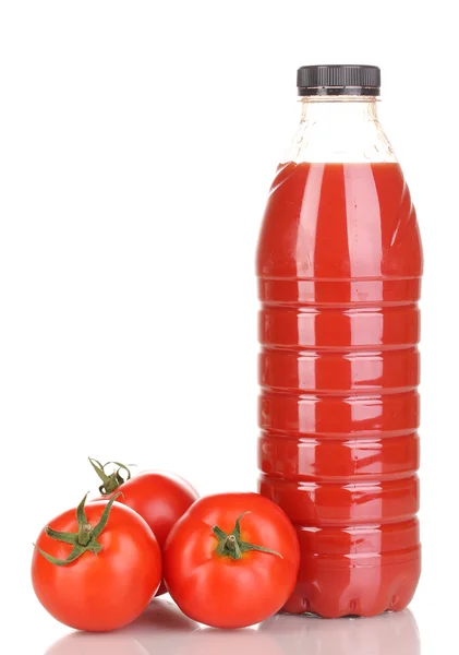Jugo de tomate en botella aislado sobre blanco — Foto de Stock