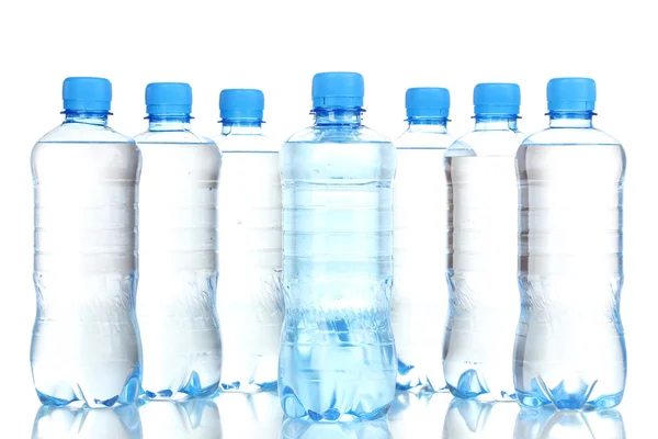 Πλαστικά μπουκάλια του νερού που απομονώνονται σε λευκό — Φωτογραφία Αρχείου