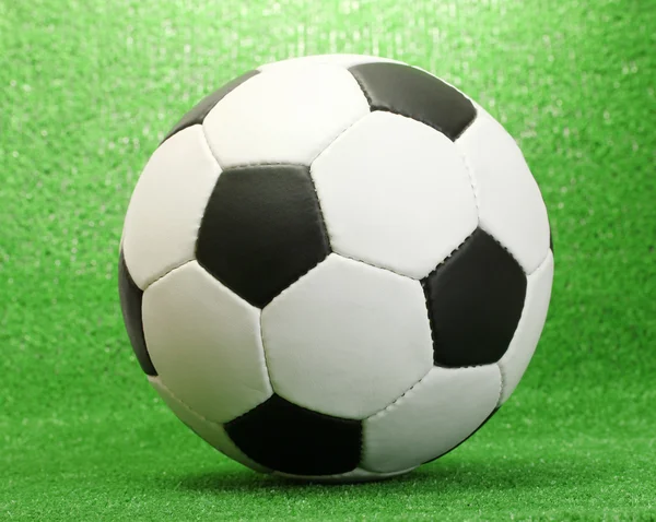 Palla da calcio su erba verde artificiale — Foto Stock