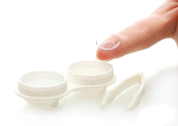 Kontaktlinser i behållare och pincett, isolted på vit — Stockfoto