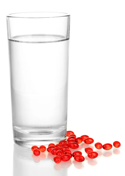 Een glas water en pillen geïsoleerd op witte close-up — Stockfoto