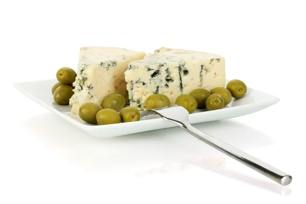 Kalıp ve plaka üzerinde beyaz izole zeytin peynir — Stok fotoğraf