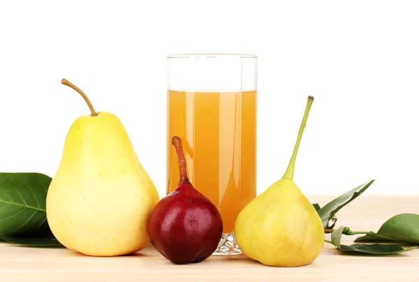 白い背景の上の木製のテーブルの上の梨と梨ジュース — ストック写真