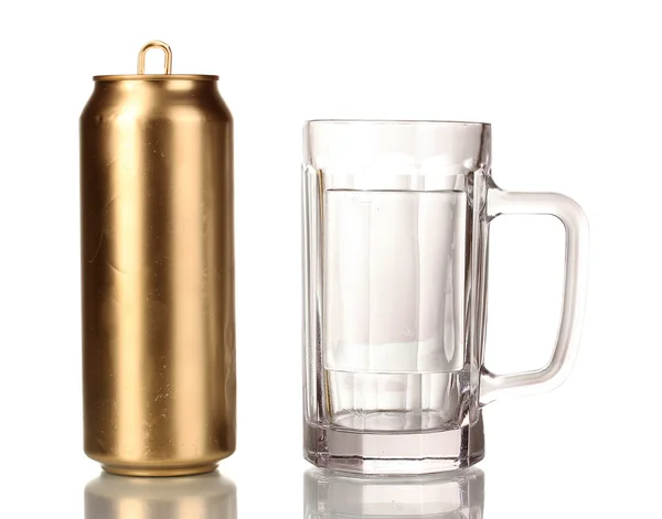 Abrir lata dourada e copo de cerveja isolado em branco — Fotografia de Stock