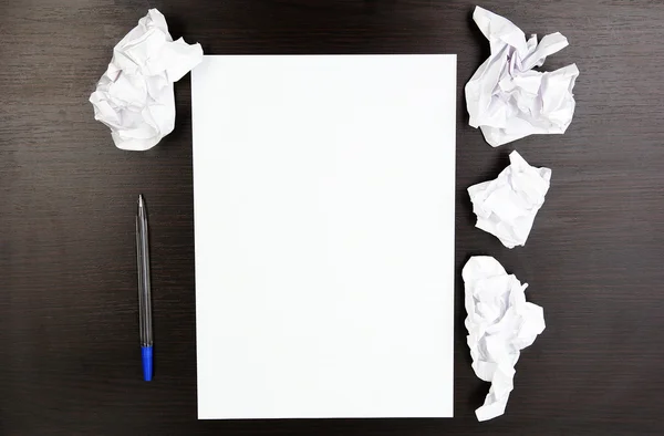 Empty paper, crumpled paper and pen on wooden table — Stock Photo, Image