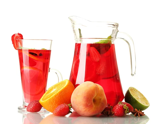 Sangria in jar nad glas met fruit, geïsoleerd op wit — Stockfoto