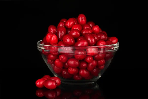 Cornel świeże jagody w szklanej misce na białym tle — Zdjęcie stockowe