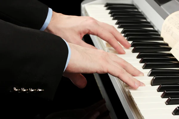 男の手の再生ピアノ — ストック写真