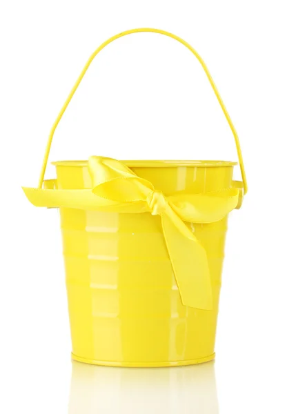 Zářivě žluté kbelík izolovaných na bílém — Stock fotografie