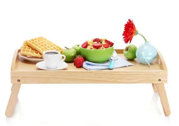 Licht ontbijt op houten dienblad geïsoleerd op wit — Stockfoto
