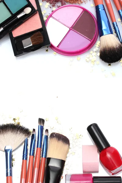 Szczotki do makijażu w uchwytach i kosmetykach izolowanych na biało — Zdjęcie stockowe