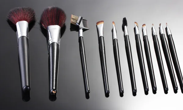 Make-up Pinsel auf grauem Hintergrund — Stockfoto