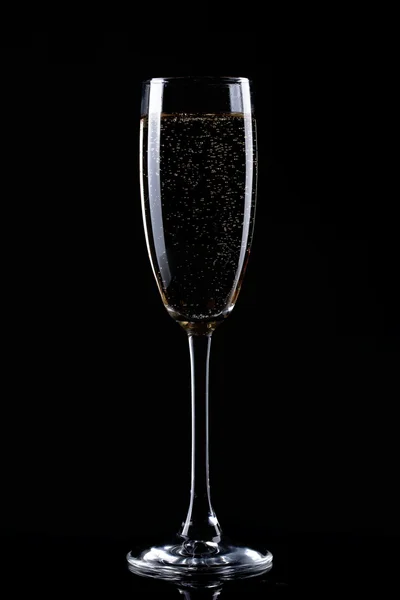 Glas champagne op zwarte achtergrond — Stockfoto
