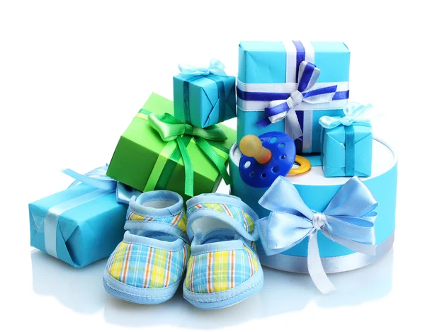 Hermosos regalos, bootees de bebé y maniquí aislado en blanco — Foto de Stock