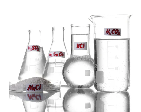 Probówki z różnych kwasów i środków chemicznych na białym tle — Zdjęcie stockowe