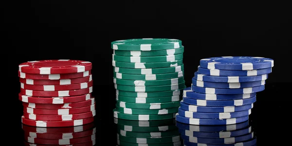 Casinofiches geïsoleerd op zwart — Stockfoto