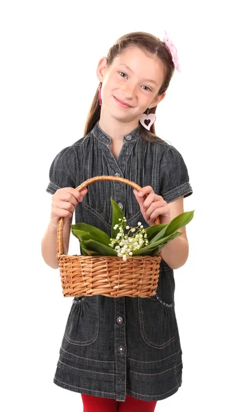 Porträtt av vacker liten flicka med liljekonvaljer i korg isolerad på vit — Stockfoto