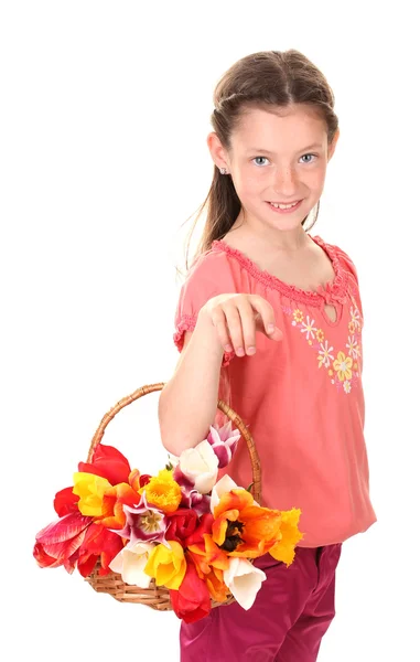 Портрет красивої маленької дівчинки з тюльпанами в кошику ізольовані на білому — стокове фото