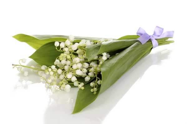 Bouquet di gigli di maggio isolato su bianco — Foto Stock