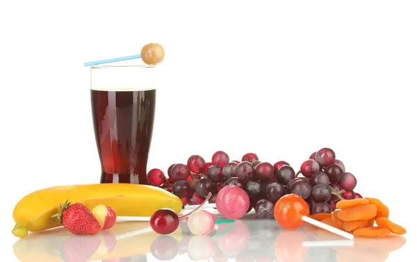 La composition des sucettes, des fruits et un verre de cola isolé sur blanc — Photo