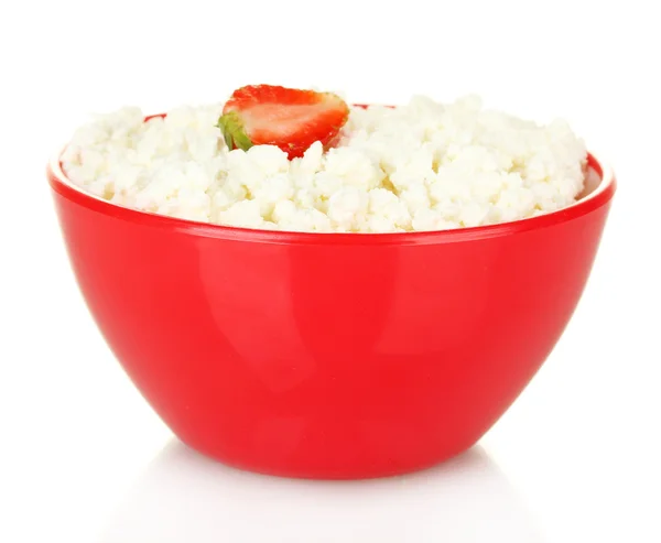 딸기 흰색 절연 빨간색 그릇에 코 티 지 치즈 — 스톡 사진