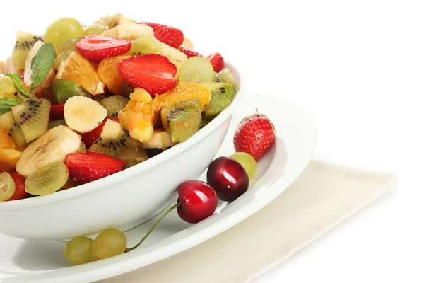 Mísa s čerstvým ovocem salát a jahody izolovaných na bílém — Stock fotografie