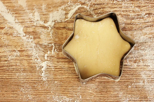 Taglierina per la pasta ai biscotti non cotti su un tavolo di legno primo piano — Foto Stock