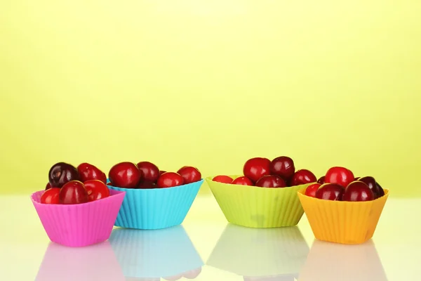 Cherry v silikonových forem na barevné pozadí — Stock fotografie