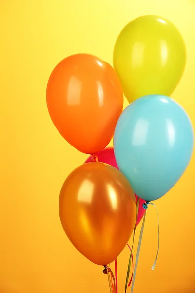 Kleurrijke ballonnen op gele achtergrond close-up — Stockfoto